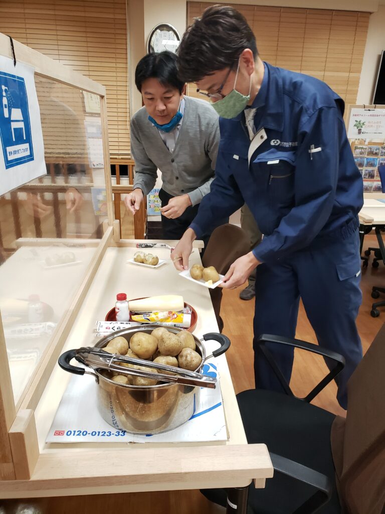 ディスプレイ前のお夜食タイム