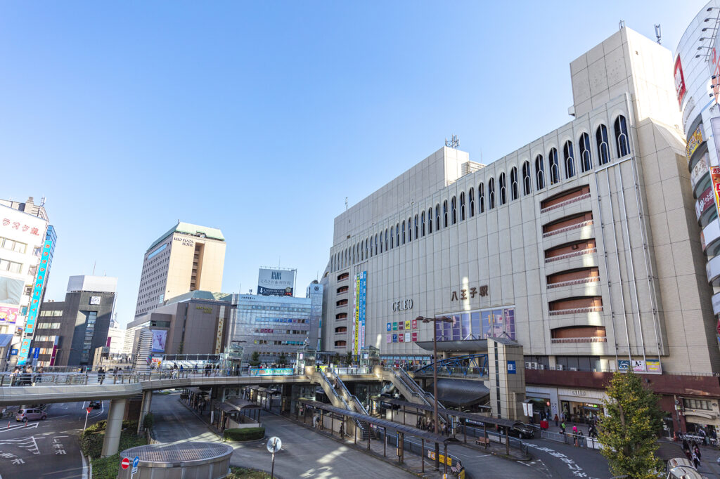 駅前の地域密着型のスーパーから郊外の大型商業施設まで、福生市で暮らす上で知っておきたいショッピング事情を解説